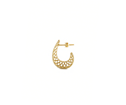 BRINCO MEIA ARGOLA EM J VAZADO 2,2G OURO AMAR 18K 750